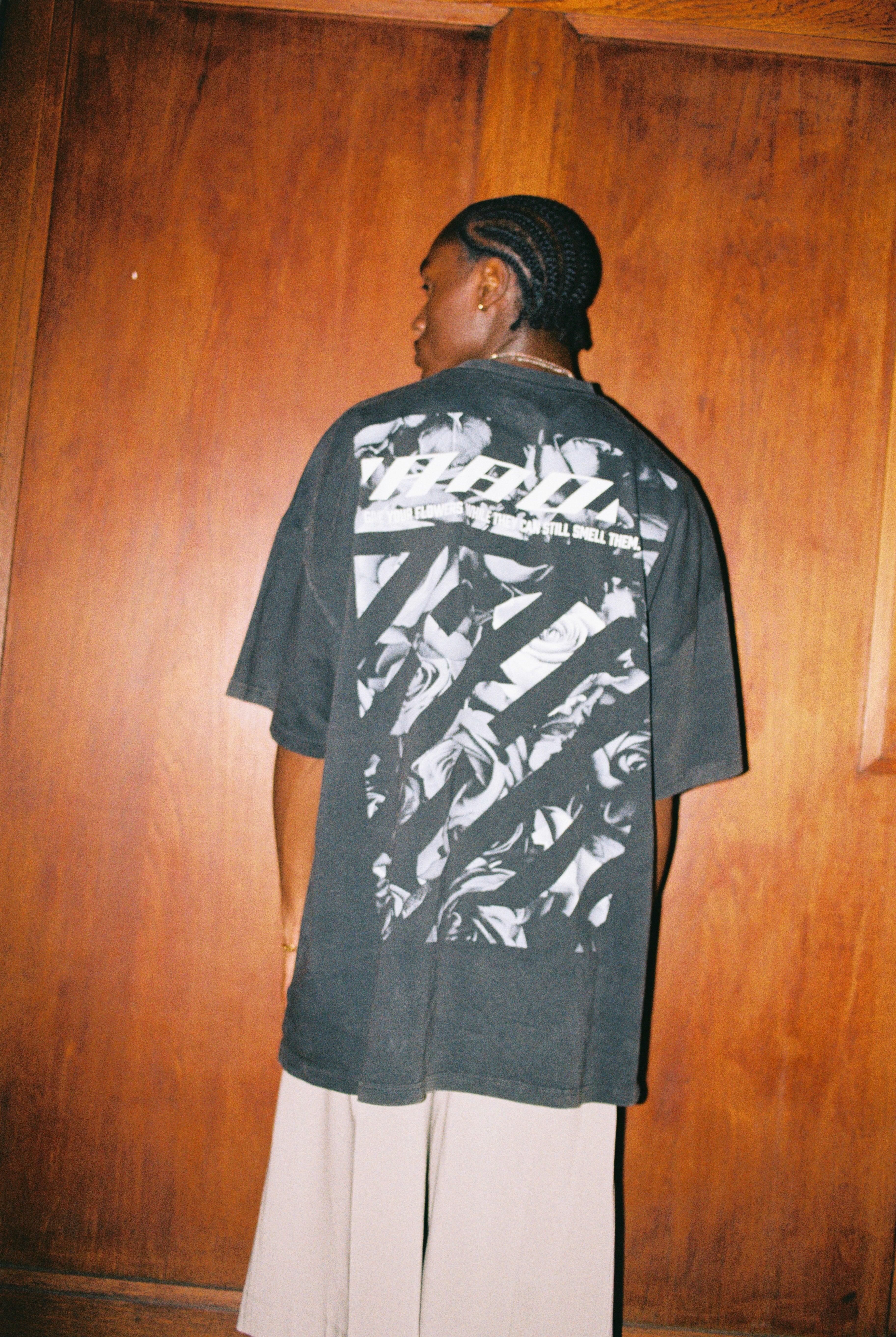 ROSES BLACK LUXURY TEE