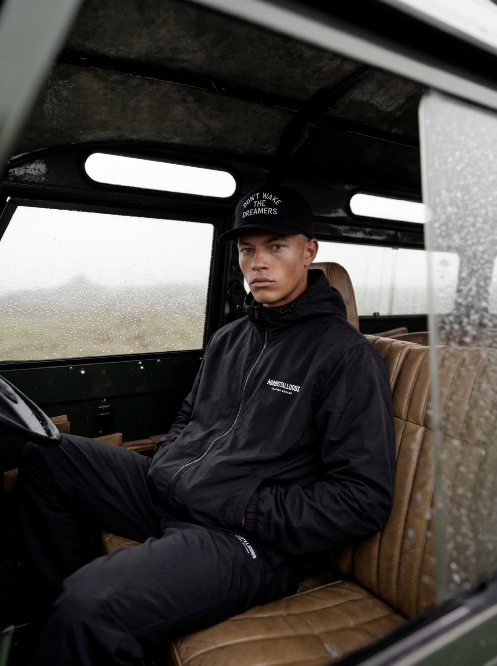 LIGHTWEIGHT RAIN JACKET - BLACK